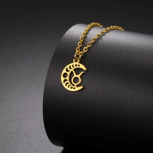 Détail du collier en acier inoxydable doré avec pendentif lune et signe du Taureau