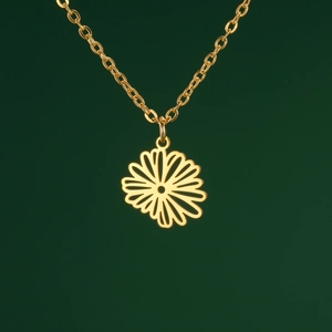 Nahaufnahme des goldenen Geburtsblumen-Anhängers mit filigranen Gänseblümchen-Blättern