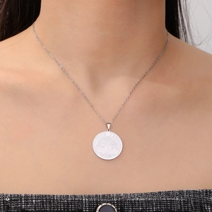 Collar de acero inoxidable plateado con colgante Árbol de la Vida y símbolos de estrellas