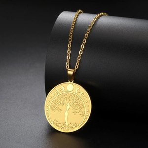 Detalle del colgante árbol de la vida dorado con fases lunares sobre base negra