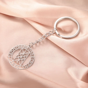 Llavero punk de acero inoxidable con patrón de runas vikingas sobre tela satén rosa