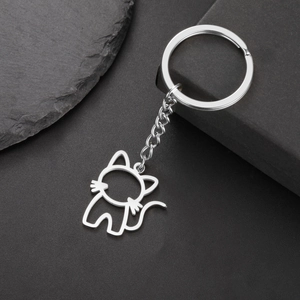 Détail du porte-clés en acier inoxydable poli avec un pendentif chat ajouré