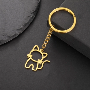 Vue détaillée d'un porte-clés chaton en acier inoxydable doré avec pendentif ajouré