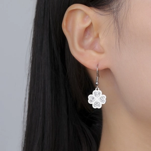 Boucles d'oreilles pendantes en acier argenté avec trèfle à quatre cœurs en cristaux