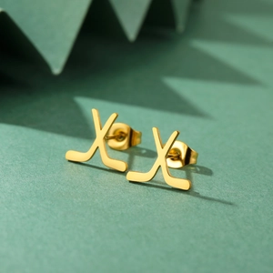 Goldene Ohrstecker aus Edelstahl im Hockey-Design auf grünem Hintergrund für Damen