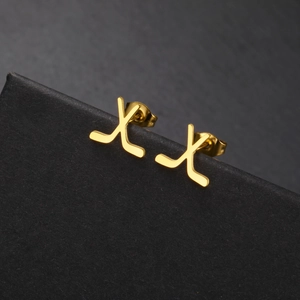 Detailansicht goldener Hockeyschläger-Ohrringe aus Edelstahl auf einer schwarzen Box