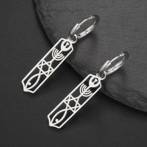 Dettaglio di orecchini in acciaio argento con Menorah, Stella di David e simboli Ichthys