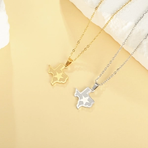 Détail du pendentif carte du Texas avec étoile en or et argent sur fond de roche