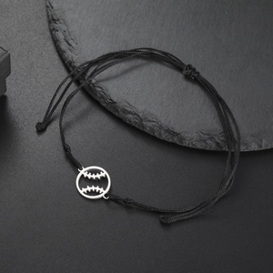 Gedetailleerde close-up van verstelbare zwarte gevlochten armband met honkbal hanger