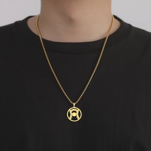 Collier avec pendentif baseball en acier inoxydable doré sur une chaîne à mailles carrées