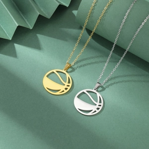 Colliers avec pendentif basket évidé en or et argent pour les amateurs de sport