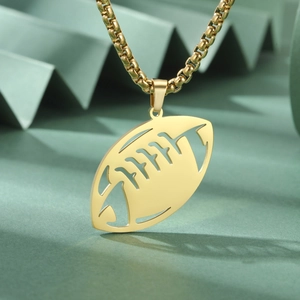 Détail d'un pendentif de football américain doré ajouré avec une chaîne maille