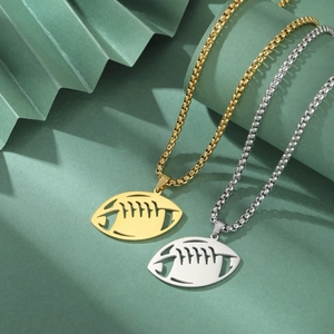 Gros plan de pendentifs football américain en or et argent avec design en métal ajouré