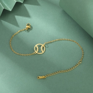 Macro detail van gouden roestvrijstalen armband met honkbal hanger en een kreeftsluiting