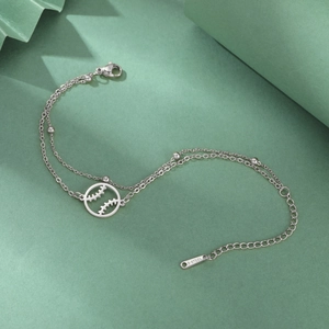 Detail van een zilveren roestvrijstalen dubbele armband met holle honkbal hanger