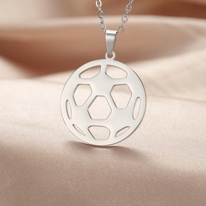 Pendentif football en acier inoxydable poli sur un fond élégant en soie couleur champagne