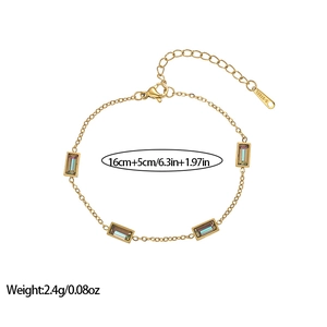 Détail d'un bracelet en acier inoxydable doré avec cristaux rectangulaires et fermoir homard