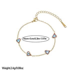 Vue détaillée du bracelet en acier inoxydable doré avec des zircons colorés en forme de cœur