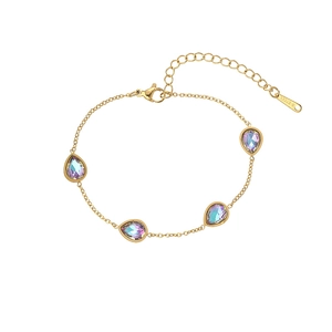 Détail du bracelet doré avec cristaux poire irisés et étiquette en acier inoxydable