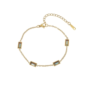 Bracelet en acier titane doré avec des breloques rectangulaires en cristal irisées