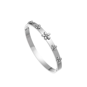 Détail du bracelet en acier inoxydable argenté avec fleurs à cinq pétales et cristaux