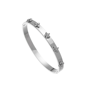 Gros plan sur un bracelet en acier inoxydable argenté orné de fleurs diamantées
