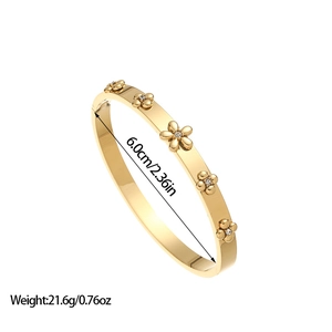 Gros plan sur le bracelet fleur de prunier doré avec strass et diamètre de 6,0 cm