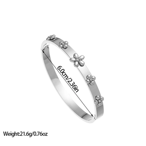 Détail montrant le diamètre de 6,0cm et le poids de 21,6g du bracelet argenté