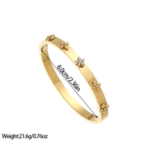 Vue détaillée du bracelet en acier doré avec motifs floraux et dimensions marquées