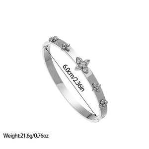 Détail du bracelet fleur de prunier avec diamètre interne de 6,0 cm et accents diamants