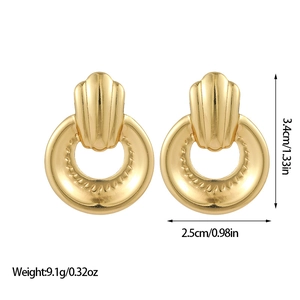 Détail de boucles d'oreilles dorées irrégulières avec mesures de 3,4 cm de haut et 2,5 cm