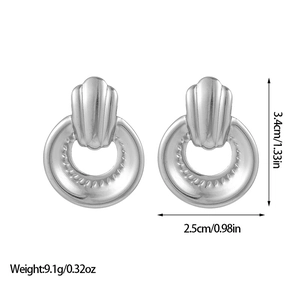 Vue détaillée de boucles d'oreilles argentées en forme de coquillage avec mesures précises
