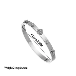 Bracelet jon jonc en acier poli avec fleurs, diamètre 6,0 cm et détails en zircon