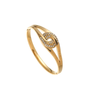 Detail of 18K gold-plated bangle featuring a sparkling knotted double-ring design