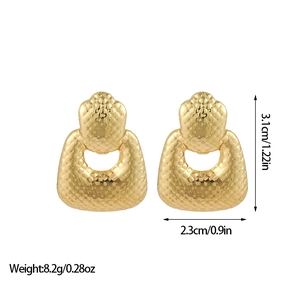 Boucles d'oreilles dorées en acier titane avec texture losange et pendentif trapèze