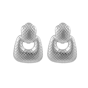Vue détaillée de boucles d'oreilles en acier titane argenté à texture martelée unique