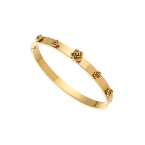 Detailed view of the gold-plated stainless steel bangle with 3D floral rose patterns