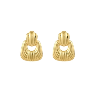 Vue détaillée de boucles d'oreilles dorées avec motif coquillage et design géométrique