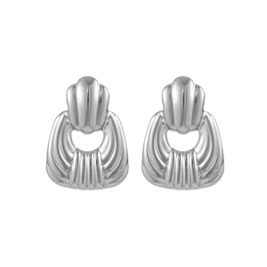 Vue détaillée des boucles d'oreilles en titane argenté à texture métallique brossée