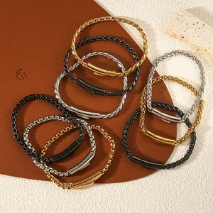 Vue détaillée des bracelets rétro en acier inoxydable en couleurs or, argent et noir mat