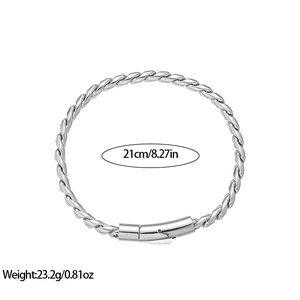 Détail macro du bracelet chaîne torsadée en acier de 21 cm avec fermoir cylindrique