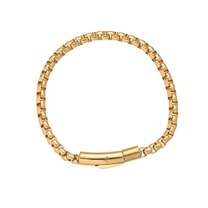 Vue détaillée du bracelet en maille vénitienne dorée avec fermoir cylindrique sécurisé