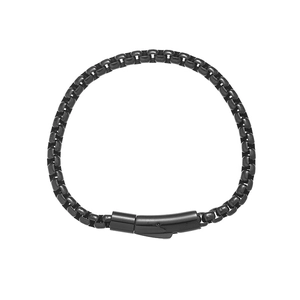 Détail macro d'un bracelet maille vénitienne en acier noir mat avec fermoir sécurisé