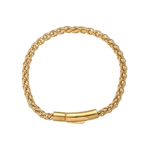 Détail d'un bracelet en chaîne épi dorée avec un fermoir à emboîtement sécurisé