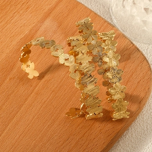 Κομψό βραχιόλι από ανοξείδωτο ατσάλι 18k με σχέδια λουλουδιών και πεταλούδων