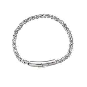 Vue détaillée du fermoir cylindrique d'un bracelet en acier inoxydable à maille serpent