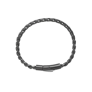 Détail de la texture tressée et du fermoir mécanique sécurisé sur ce bracelet noir mat