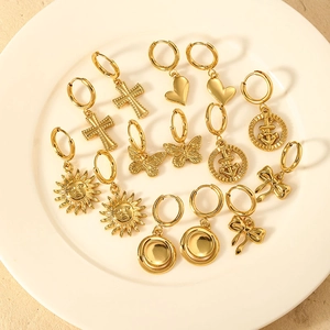 Elegante Creolen-Ohrringe aus Gold-Titanstahl mit Schmetterlings- und Herzanhängern