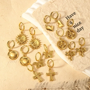 Gold Überzogene Titanstahl Creolen Mit Exquisiten Schleife Herz Schmetterling Sonne Anhängern Modeschmuck Für Damen