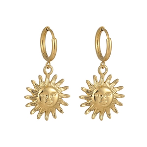 Elegante goldene Titanstahl-Ohrringe mit kreativen Sonnengesicht-Anhängern für Damen